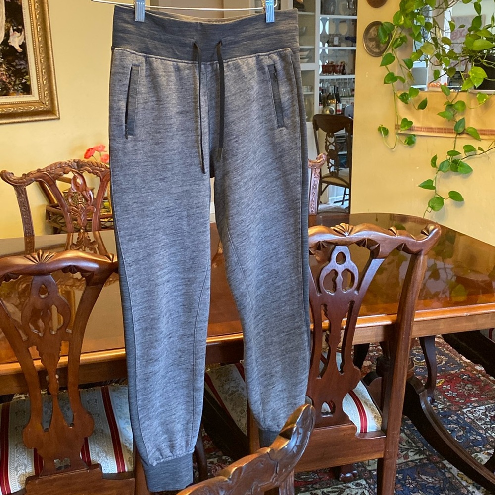Lululemon Women’s sweatpants Scuba Joggers Zipper Side Pockets size 4 warm